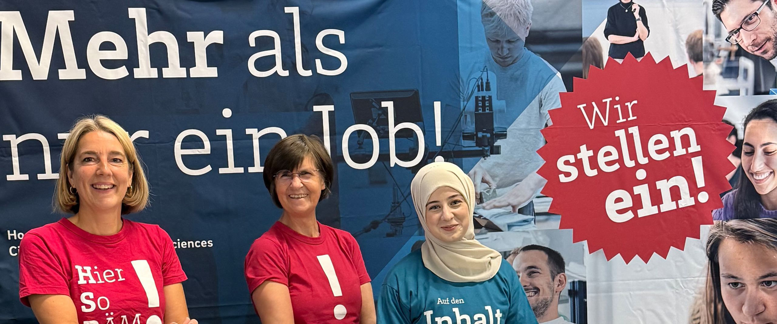 2025_Jobmesse-Bremen_D1 Messestand der HSB auf der Jobmesse Bremen: drei Mitarbeiterinnen des Personaldezernats vor einer Messewand der HSB "Mehr als ein Job".