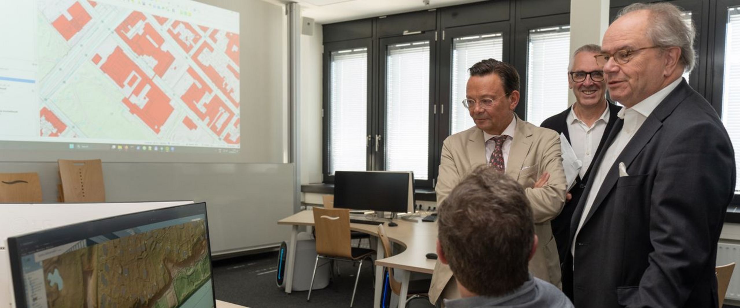 Besichtigung der Fakultät Architektur, Bau und Umwelt der HSB (von links): Tim Reiners, Hegemann Reiners Aktiengesellschaft, Professor Clemens Bonnen und Dr. Wolfgang Bayer, Detlef-Hegemann-Stiftung. © HSB-Bettina Schürkamp