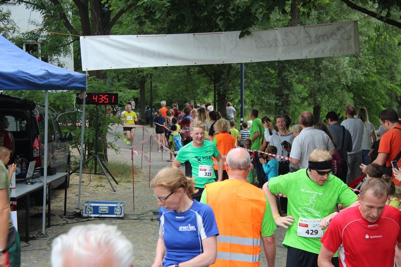 Die L&auml;ufer stehen auf der Stecke.