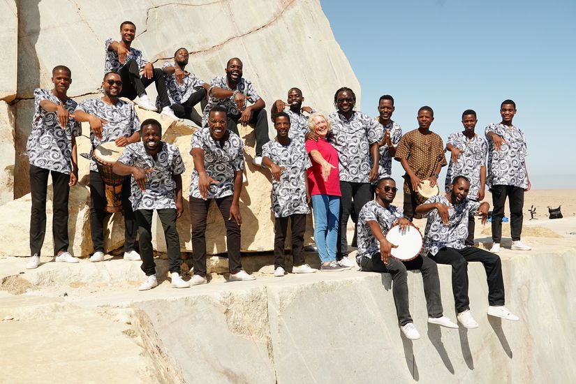 Sänger aus Namibia auf Felsen zusammen mit Regine Hink