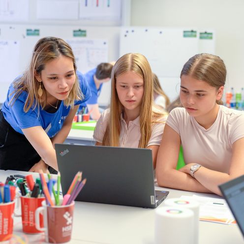 Das studentische Role Model Sophie Mießner unterstütz die Schülerinnen Sylvia Wirth und Luise Büsing beim Programmieren. 