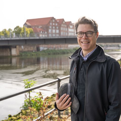 Portr&auml;tbild Prof. Marc Gutermann vor der B&uuml;rgermeister-Smidt-Br&uuml;cke