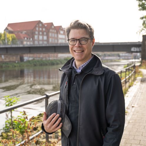 Portr&auml;tbild Prof. Marc Gutermann vor der B&uuml;rgermeister-Smidt-Br&uuml;cke
