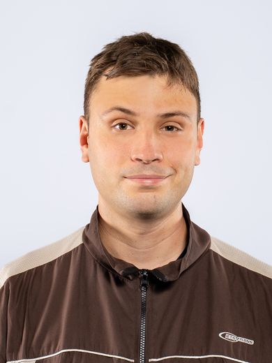 Auf dem Foto ist Maik Bleckmann zusehen. Er hat kurze braune Haare und tr&auml;gt eine braune Trainingsjacke. 