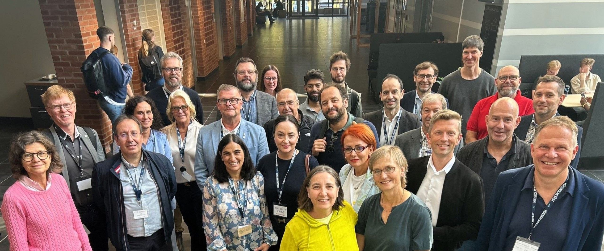 Gruppenbild mit Männern und Frauen