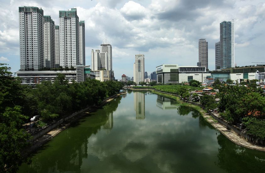 Blick auf ein Gew&auml;sser mit Hochh&auml;usern links und rechts sowie Gr&uuml;nfl&auml;chen