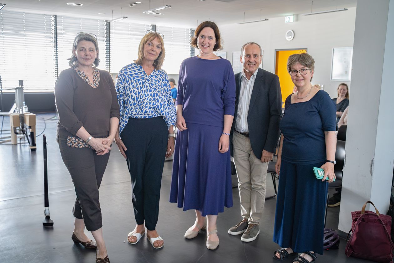 Prof. Silke Bothfeld, Dr. Sabina Schoefer, Dr. Kathrin Moosdorf, Dr. Konrad Wolf, Dr. Barbara Rieken stehen nebeneinander in einem Seminarraum der Hochschule Bremen.