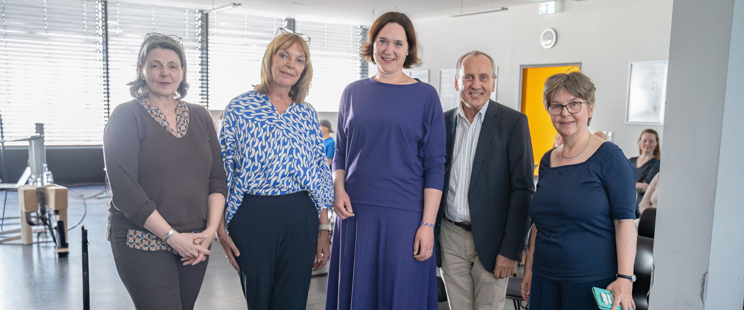 Gleichstellung_in_der_sozial-ökologischen_Transfor Prof. Silke Bothfeld, Dr. Sabina Schoefer, Dr. Kathrin Moosdorf, Dr. Konrad Wolf, Dr. Barbara Rieken stehen nebeneinander in einem Seminarraum der Hochschule Bremen.