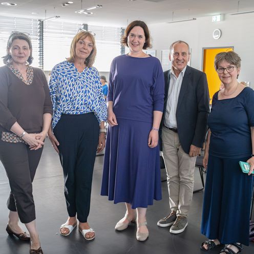 Prof. Silke Bothfeld, Dr. Sabina Schoefer, Dr. Kathrin Moosdorf, Dr. Konrad Wolf, Dr. Barbara Rieken stehen nebeneinander in einem Seminarraum der Hochschule Bremen.