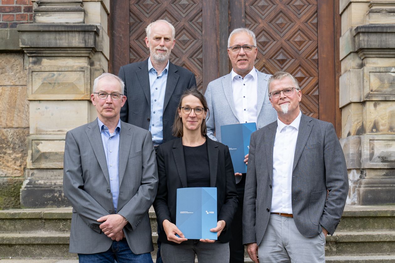 Gruppenbild mit M&auml;nnern und Frauen