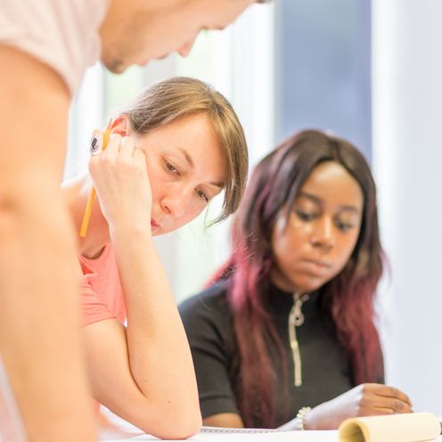 3 Studierende auf einem Foto 