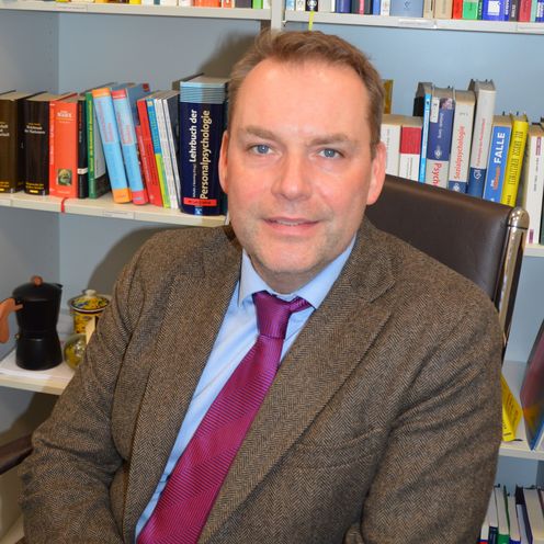 Das Bild zeigt Prof. Dr. Rainer Lisowski, Dekan der Fakult&auml;t 1, vor einem B&uuml;cherregal.