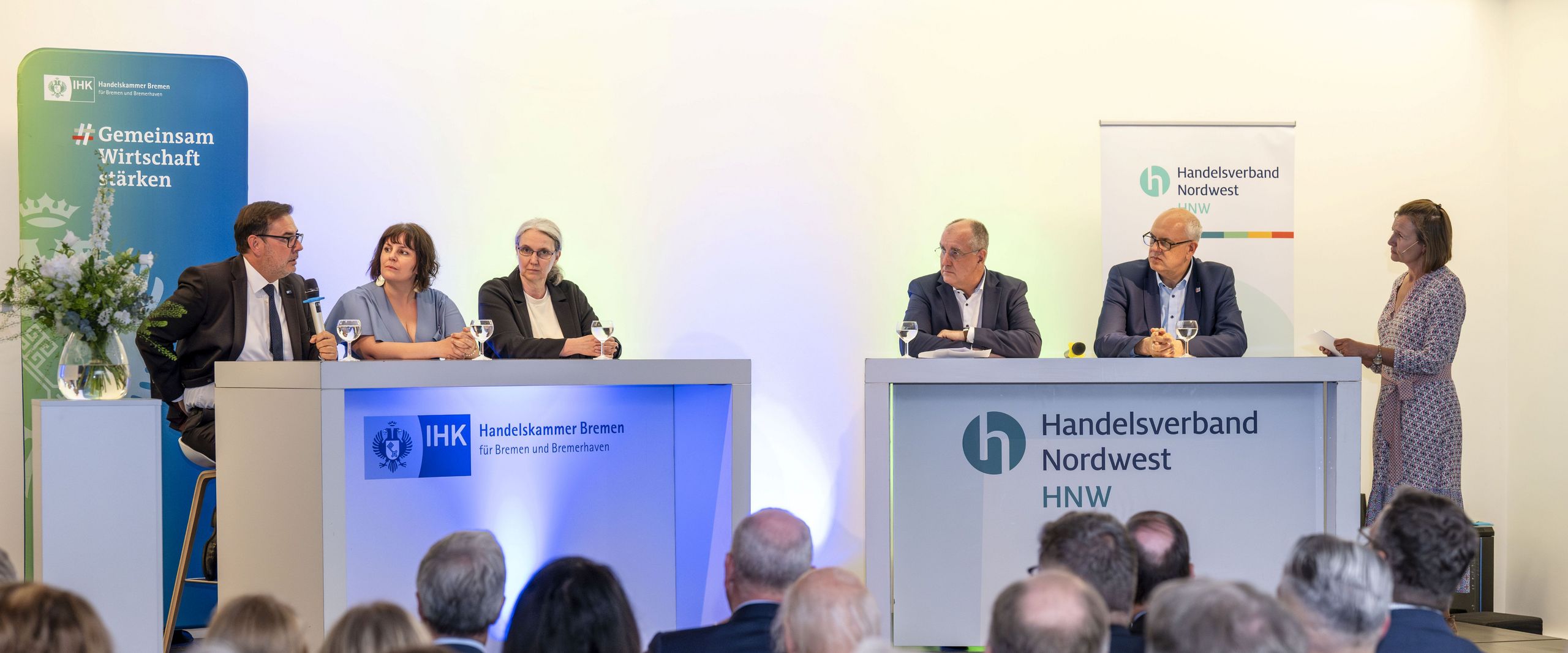 Sommerempfang der Handelskammer Bremen Das Bild zeigt die Teilnehmenden der Podiumsdiskussion der Handelskammer Bremen unter anderem Prof. Dr. Martina Harms (3. v. l.)