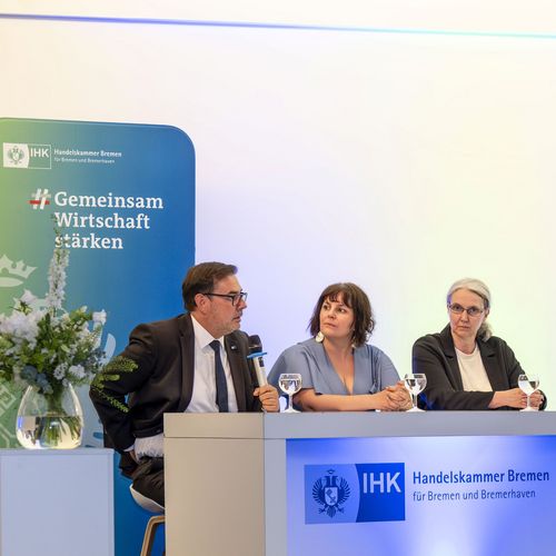 Das Bild zeigt die Teilnehmenden der Podiumsdiskussion der Handelskammer Bremen unter anderem Prof. Dr. Martina Harms (3. v. l.)
