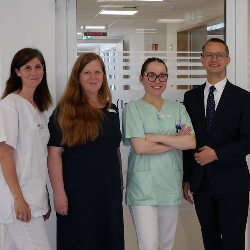 Gruppenbild mit drei Frauen und einem Mann