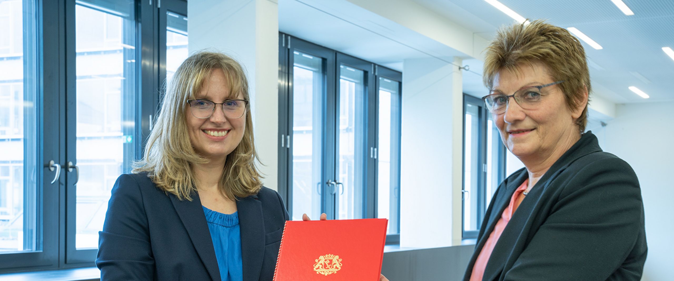 Ernennung Prof. Dr. Sabine Lins Frau Claus übergibt Frau Lins eine Urkunde