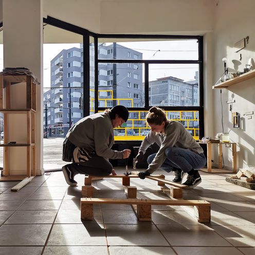 Die Studierenden Leon Falke und Louisa Br&uuml;ssermann bei der Arbeit im Atelier f&uuml;r ressourcenschonendes und kreislauforientiertes Bauen
