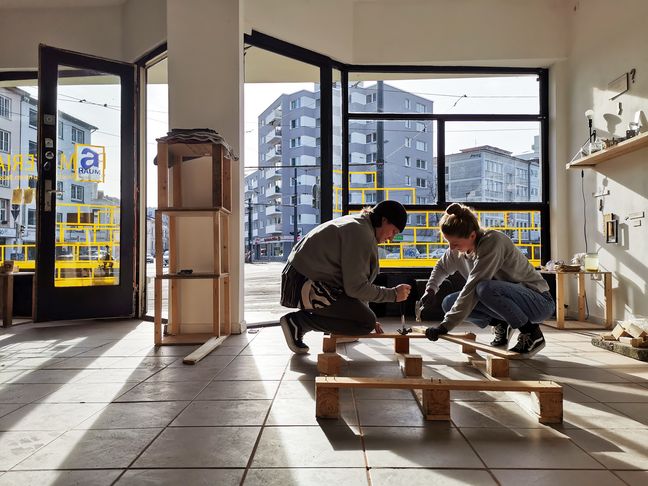 Studierende Atelier für ressourcenschonendes und kreislauforientiertes Bauen Die Studierenden Leon Falke und Louisa Brüssermann bei der Arbeit im Atelier für ressourcenschonendes und kreislauforientiertes Bauen