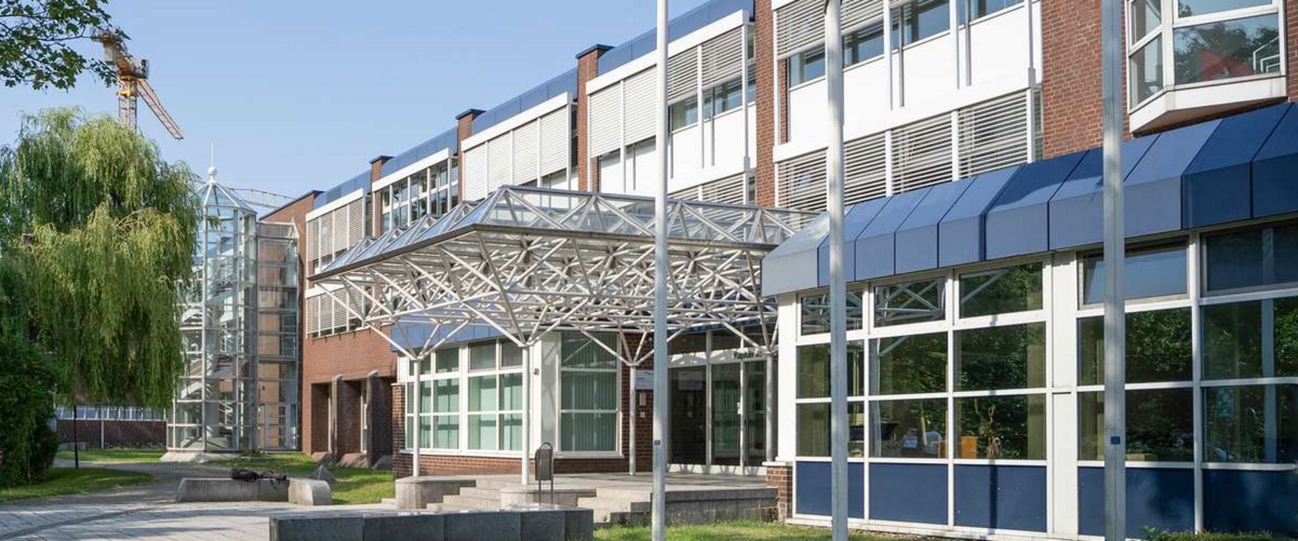 Air-Port-Lab Fassade des Air-Port-Lab-Gebäudes am Flughafendamm.