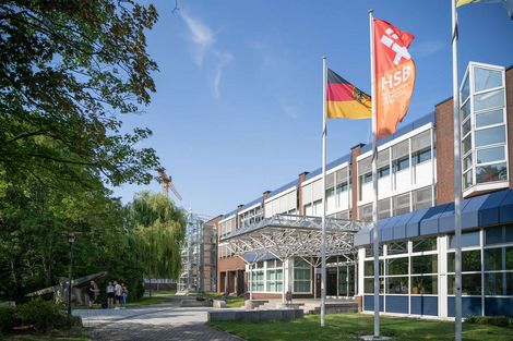 Fassade des Air-Port-Lab-Geb&auml;udes am Flughafendamm.