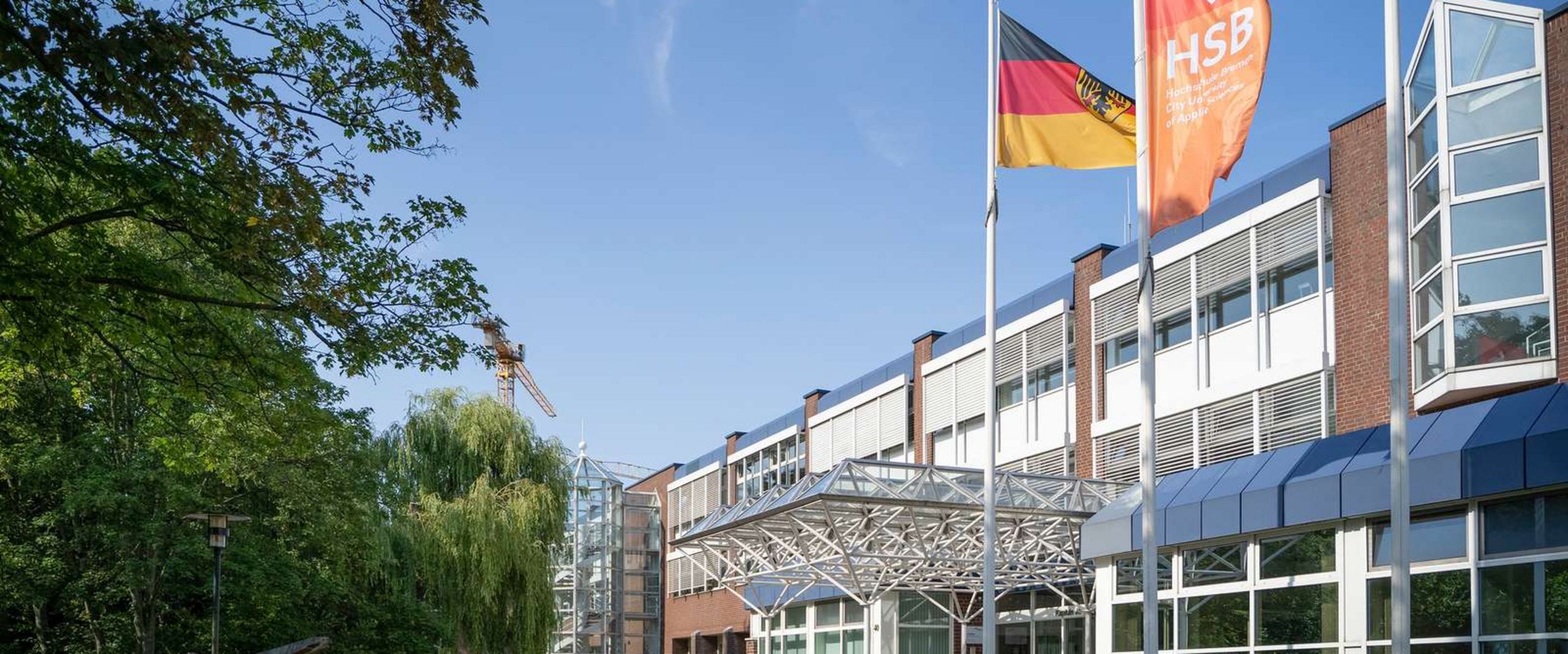 Fassade des Air-Port-Lab-Gebäudes am Flughafendamm.