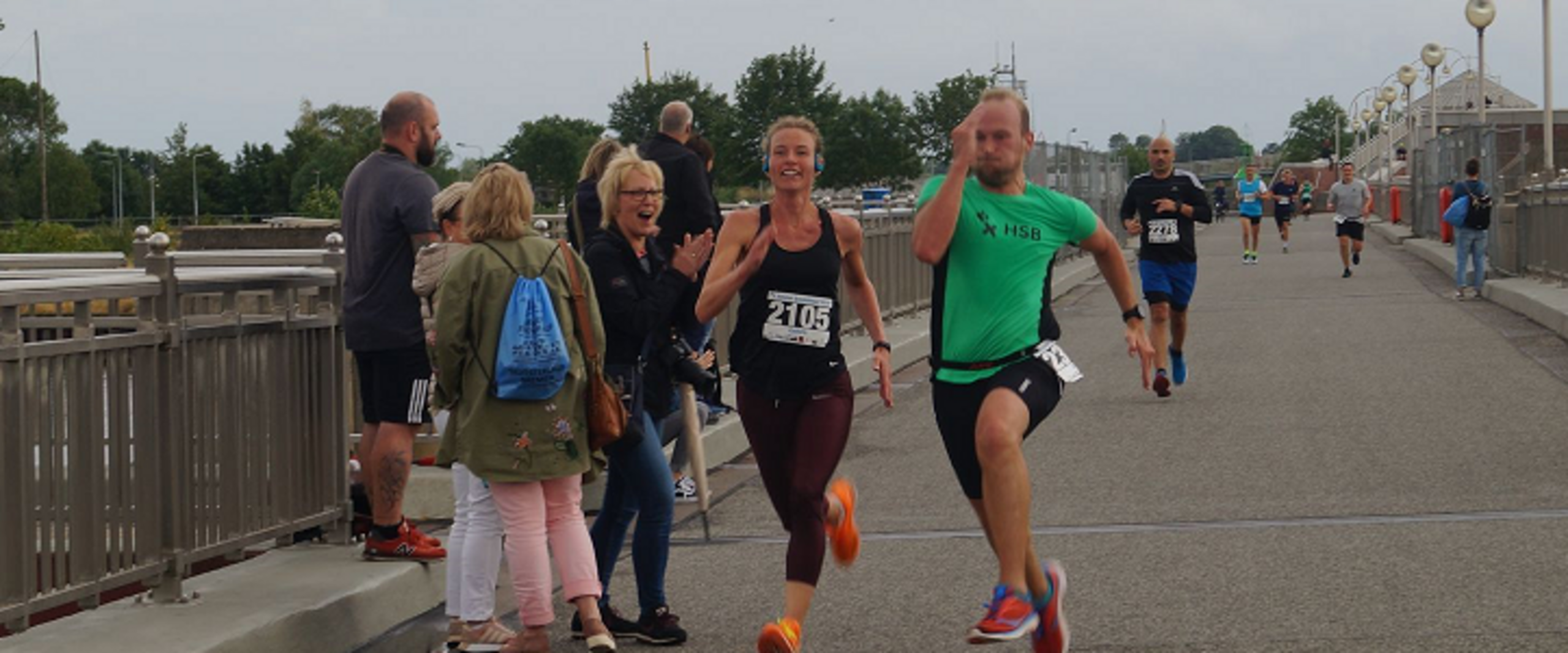 Zwei L&auml;ufer sprinten auf einer Br&uuml;cke.
