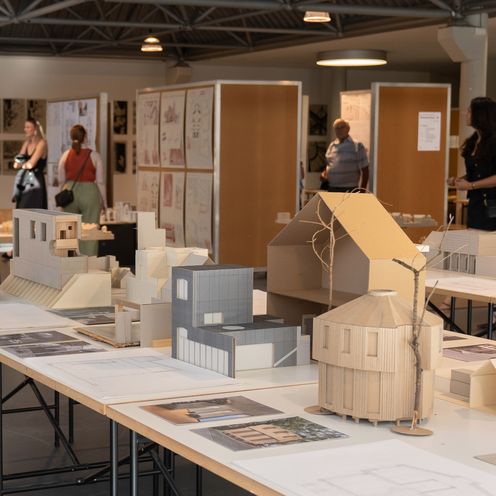 Tische mit Architekturmodellen und -zeichnungen