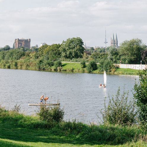 Blick auf See mit Booten.