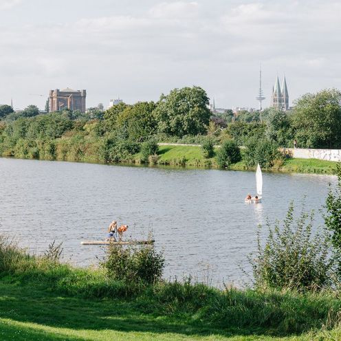 Blick auf See mit Booten.