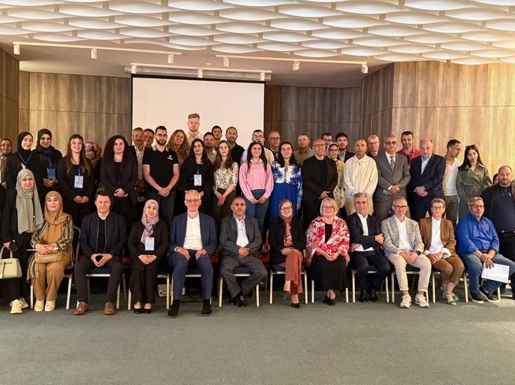 Gruppenbild mit Männern und Frauen