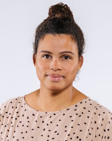 Auf dem Bild ist Sonja Owusu Boakye zu sehen. Sie hat braunes krauses Haar zu einem Dutt hochgesteckt und tr&auml;gt eine rosa Bluse mit schwarzen Punkten.