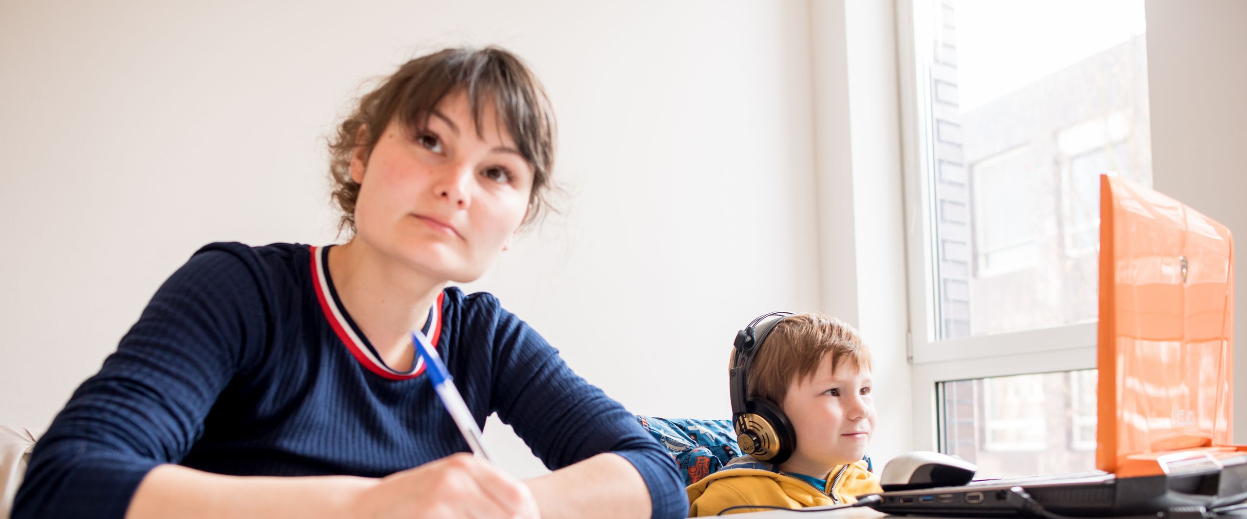 Familienfreundlich Mutter mit ihrem Kind während einer Vorlesung
