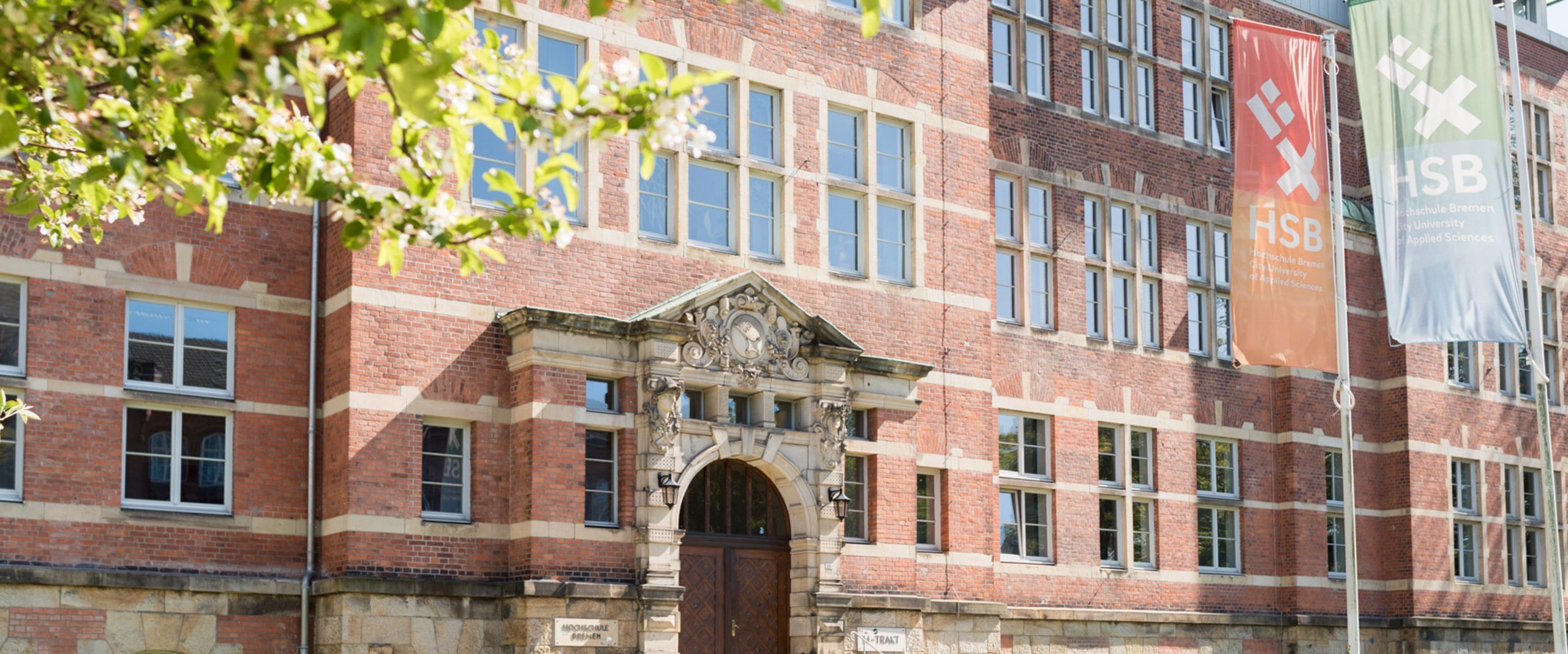 M-Gebäude M-Gebäude der HSB im Frühjahr mit 2 Studierenden