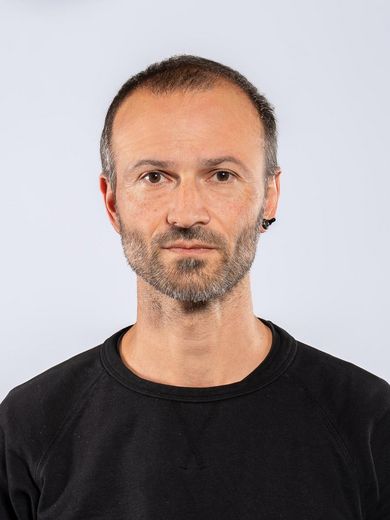 Auf dem Foto ist Philipp W&uuml;ndrich zusehen. Er hat kurzes schwarzes Haar sowie einen Dreitagebart und tr&auml;gt ein schwarzes T-Shirt.