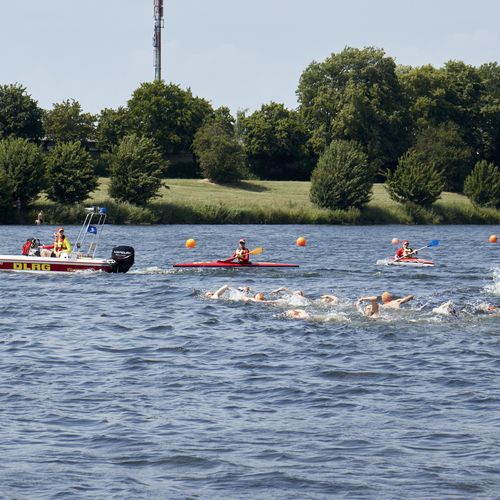 Werdersee mit Starterfeld von Duathlon 5. Swim&Run. Im Hintergrund sind DLRG Kajaks und ein Boot mit der Aufschrift "Deichschart" zu sehen.