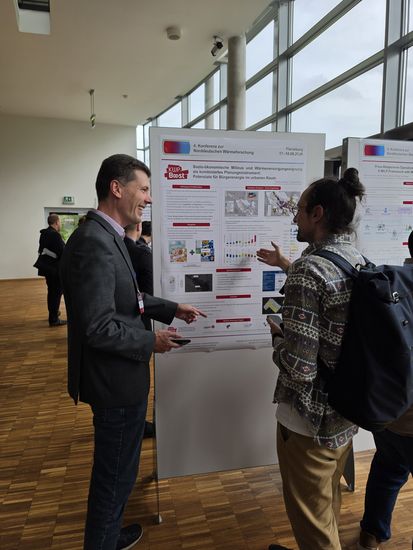 Timmy Schwarz (Hochschule Bremen, links) und Christof M&uuml;he (energiekonsens) stellten auf der 4. Konferenz der Norddeutschen W&auml;rmeforschung das Projekt "KWP-Boost" vor.