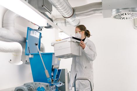 Umwelttechnik-Studentin bedient eine Entsorgungs-Maschine im Kreislaufwirtschaft-Labor