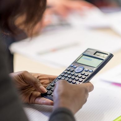 Taschenrechner in Hand