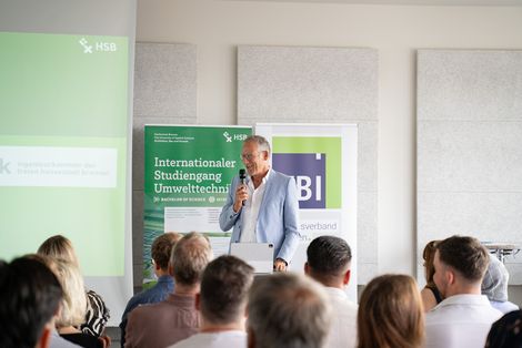 Auch Torsten Sasse, Präsident der Ingenieurkammer der Freien Hansestadt Bremen, gratulierte in seinem Grußwort den Absolvent:innen und gab einen Einblick in das vielfältige Kammerleben. Auch Torsten Sasse, Präsident der Ingenieurkammer der Freien Hansestadt Bremen, gratulierte in seinem Grußwort den Absolvent:innen und gab einen Einblick in das vielfältige Kammerleben. Foto: HSB / Louisa Windbrake 