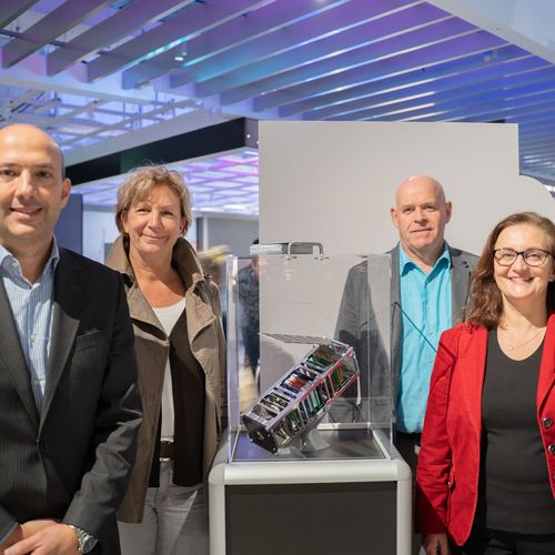 Professorinnen und Vertreter:innen der Hochschulleitung mit VIBES Satelliten 