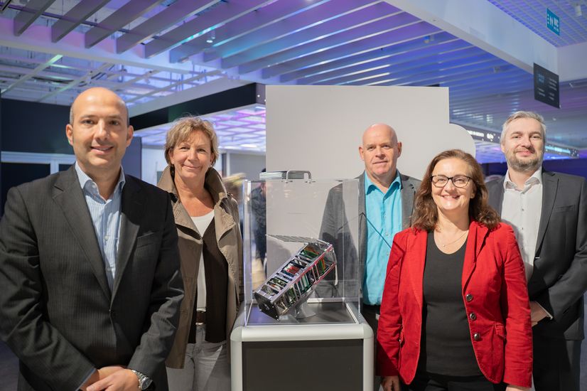 Professorinnen und Vertreter:innen der Hochschulleitung mit VIBES Satelliten 