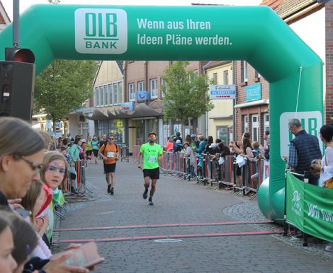 Ein Läufer joggt ins Ziel in der Bremer Innenstadt