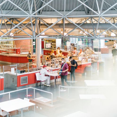 Studierende in der Mensa mit Maske (von oben)