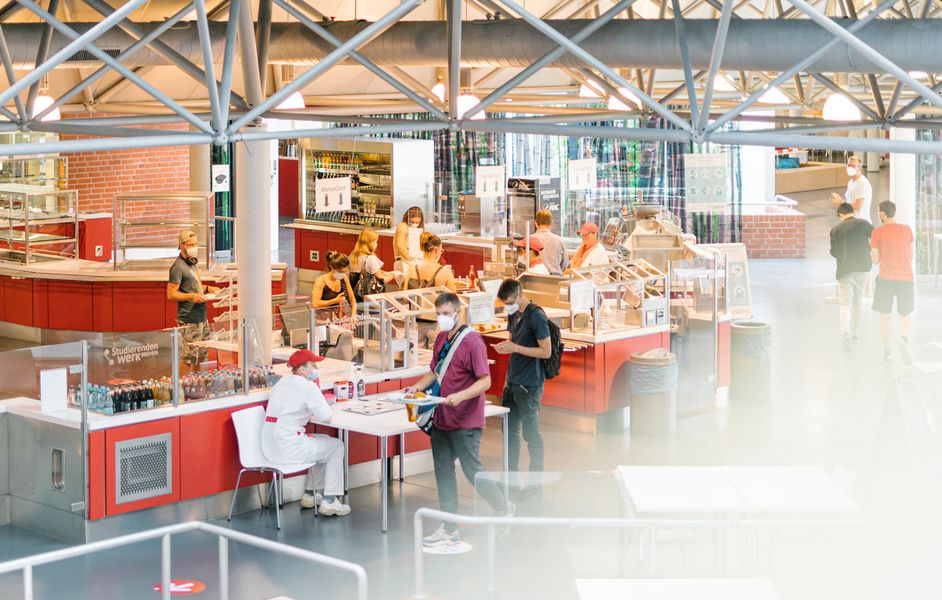 Mensa Neustadtswall Studierende in der Mensa mit Maske (von oben)