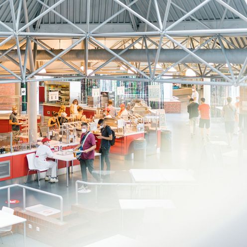 Studierende in der Mensa mit Maske (von oben)