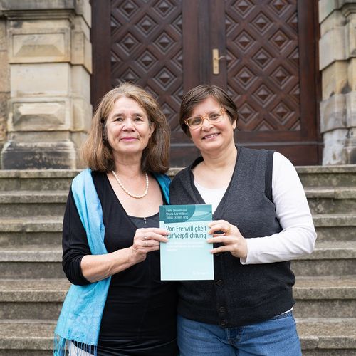 Die Professorinnen Zimpelmann und Wülbers präsentieren ihr Buch "Von Freiwilligkeit zur Verpflichtung" vor dem M-Gebäude der HSB