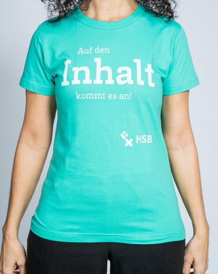 Das Model trägt ein türkises Damen-T-Shirt mit der Aufschrift “Auf den Inhalt kommt es an!“.