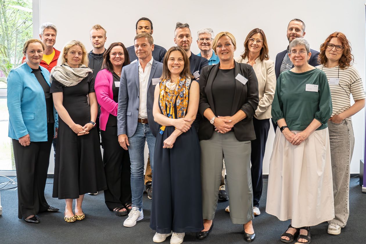 Gruppenbild mit Männern und Frauen