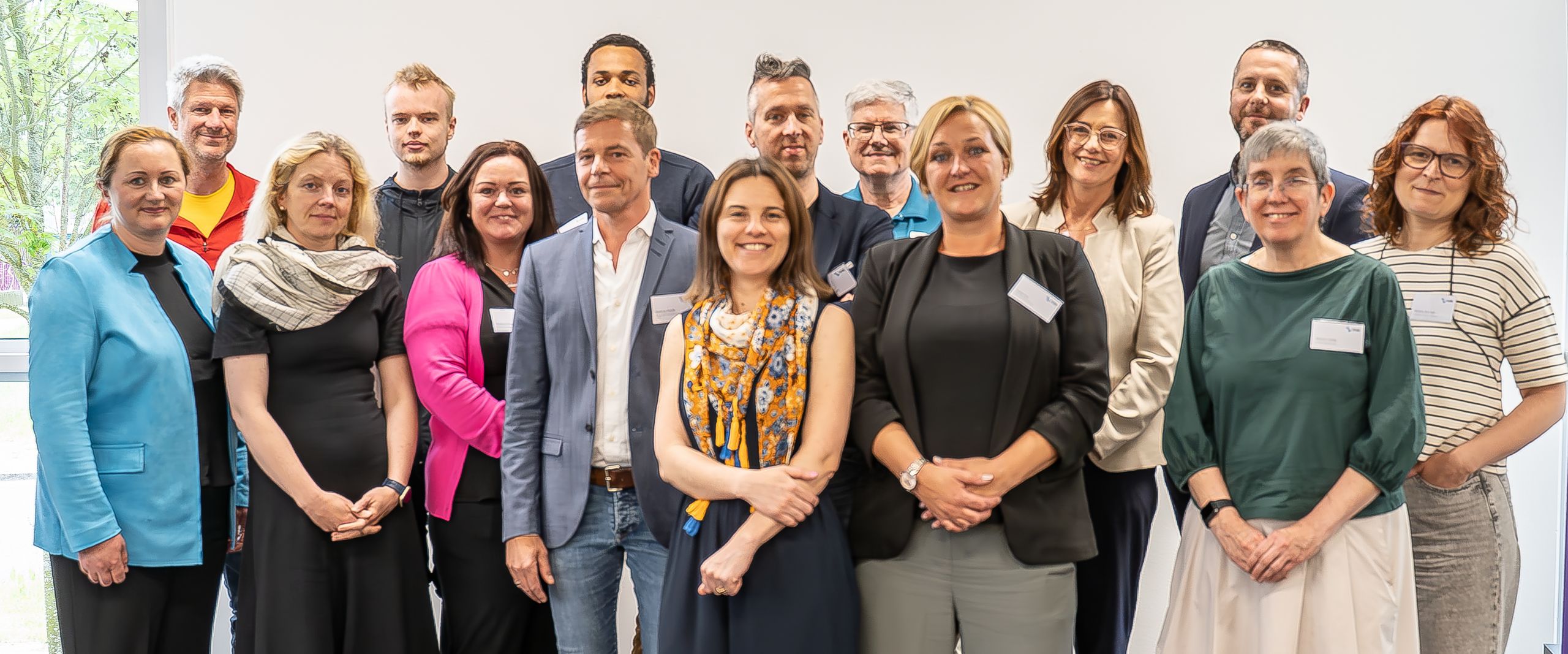 Gruppenbild mit Männern und Frauen