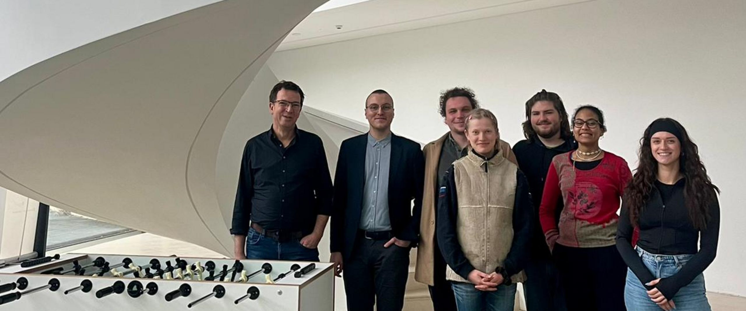 ISPM Berlinexkursion 2024 Die Studierenden und Professor:innen der Exkursion stehen an einer Wendeltreppe